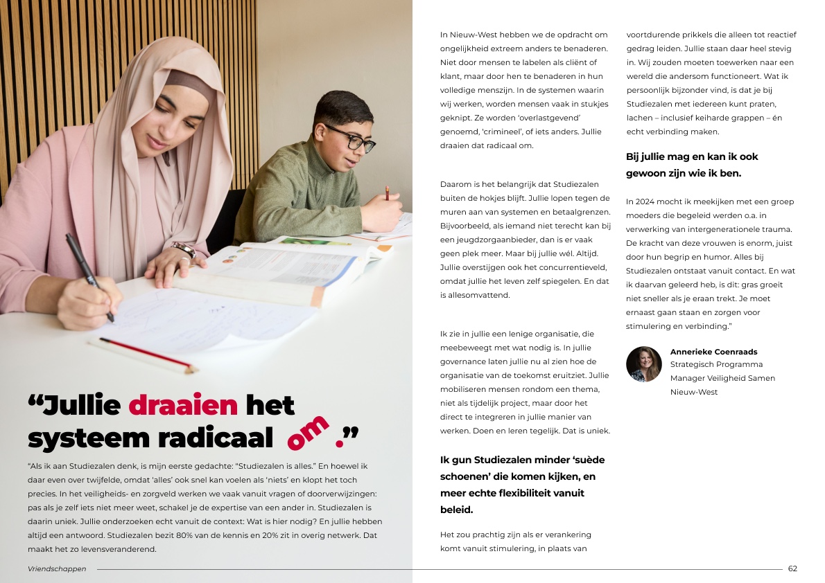 Spread met het citaat ‘Jullie draaien het systeem radicaal om.’, waarin het woord ‘om’ gekanteld staat