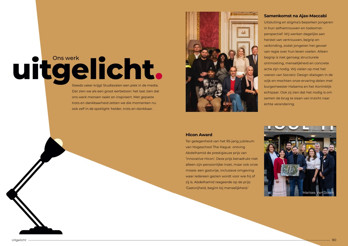 Spread ‘uitgelicht.’: een lamp schijnt op het woord, met foto's van een bijeenkomst en de Hicon Award